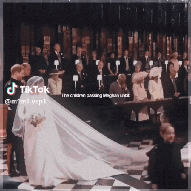 Khoảnh khắc Meghan cúi đầu trước Công chúa Charlotte ngay trong đám cưới của mình gây sốt mạng xã hội- Ảnh 1.