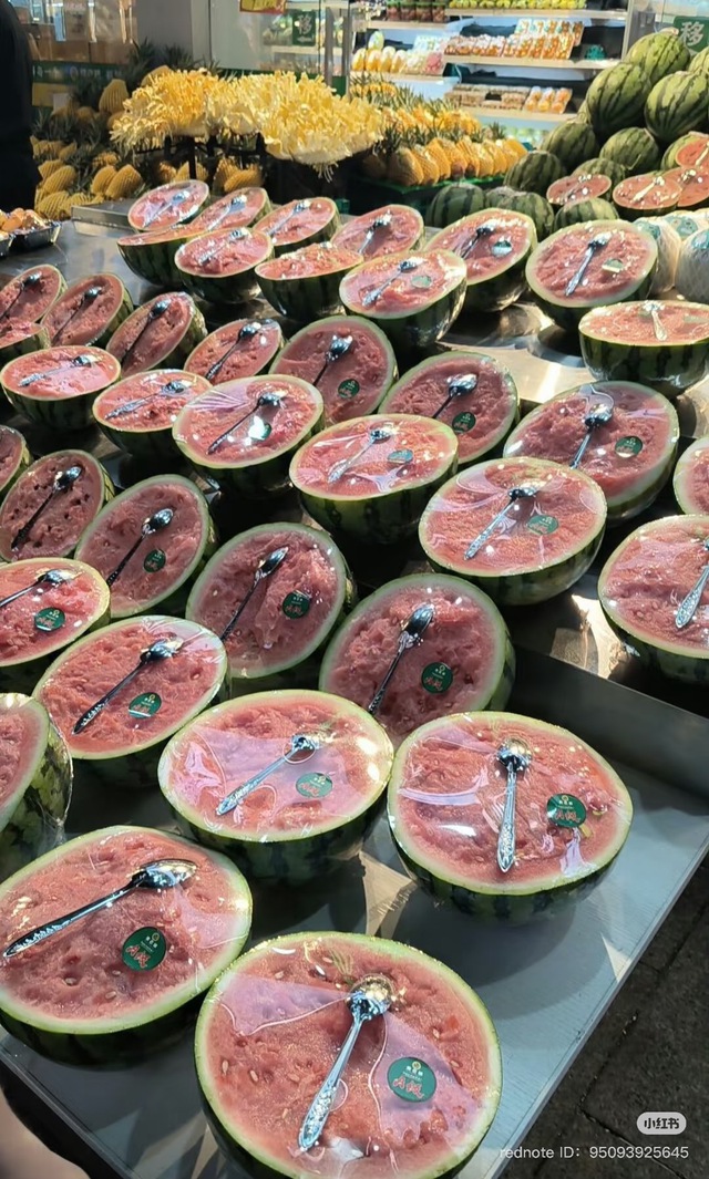 Siêu thị tặng 1 thứ không ngờ khi mua dưa hấu nhưng dân mạng lại chỉ ra chi tiết "không ổn"- Ảnh 1.