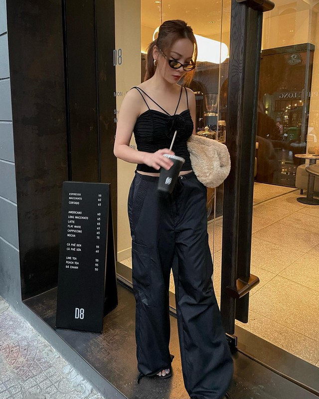 Phụ nữ trên 40 tuổi mặc trang phục tối màu không sợ già, chỉ sang chảnh trở lên nhờ 10 cách phối đồ- Ảnh 10.