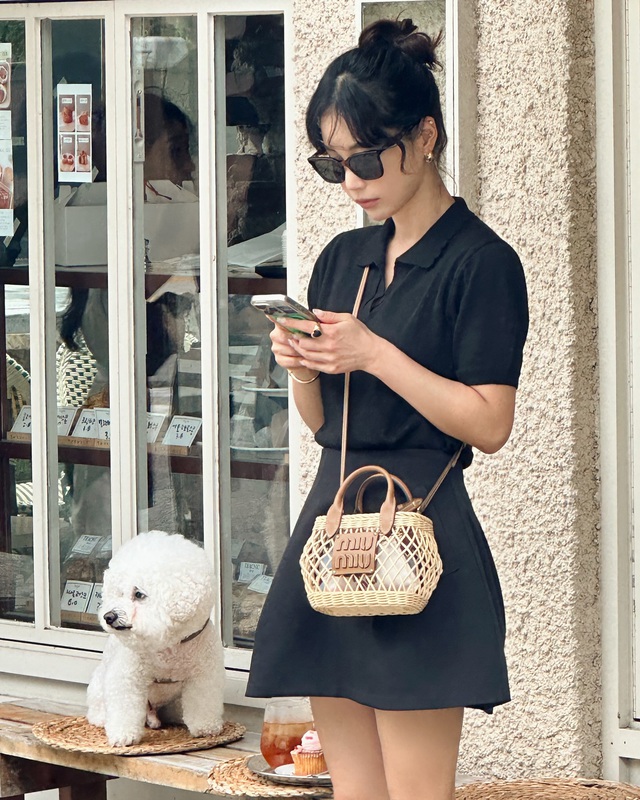 Phụ nữ trên 40 tuổi mặc trang phục tối màu không sợ già, chỉ sang chảnh trở lên nhờ 10 cách phối đồ- Ảnh 7.