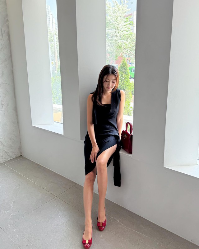 Phụ nữ trên 40 tuổi mặc trang phục tối màu không sợ già, chỉ sang chảnh trở lên nhờ 10 cách phối đồ- Ảnh 3.