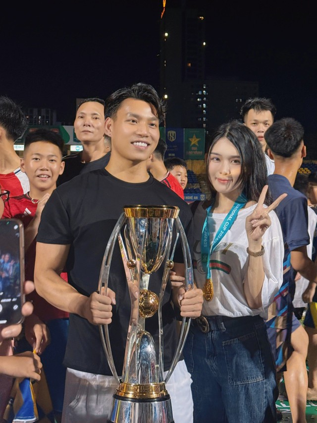 Bạn gái "trâm anh thế phiệt" của Văn Thanh khoe dáng nóng bỏng, nhan sắc thế nào sau vụ tranh cãi ảnh khác trên mạng?- Ảnh 2.