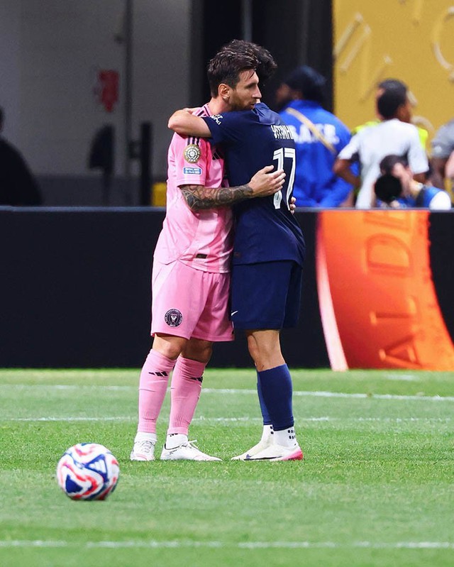 Video: Messi hai lần đấm hụt đàn em của Ronaldo, fan bất bình vì hành động xấu- Ảnh 2. Video: Messi hai lần đấm hụt đàn em của Ronaldo, fan bất bình vì hành động xấu- Ảnh 2.