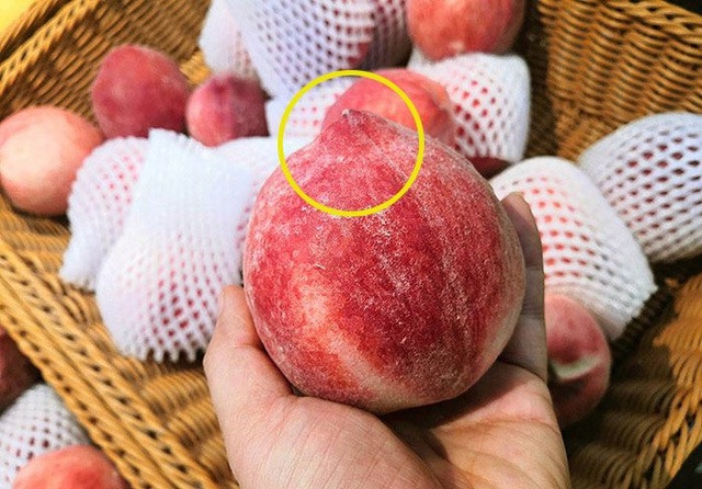 Mua đào cứ thấy chỗ này nhọn lên là ngọt giòn: Bí mật người bán hàng không bao giờ nói- Ảnh 1.