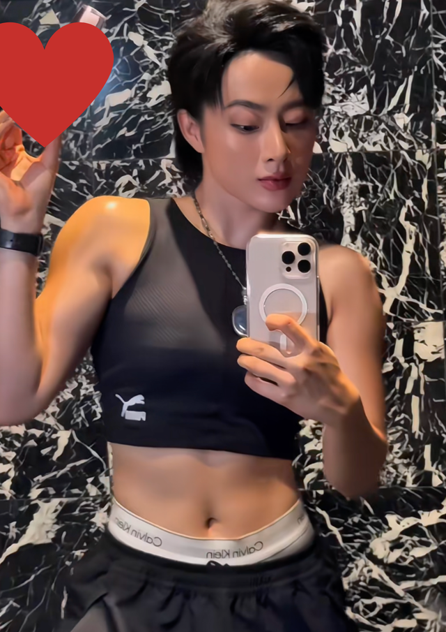 "Mỹ nhân đô con" Angela Phương Trinh gây tranh cãi về cơ bắp nhưng vòng eo thì đẹp miễn bàn!- Ảnh 1.