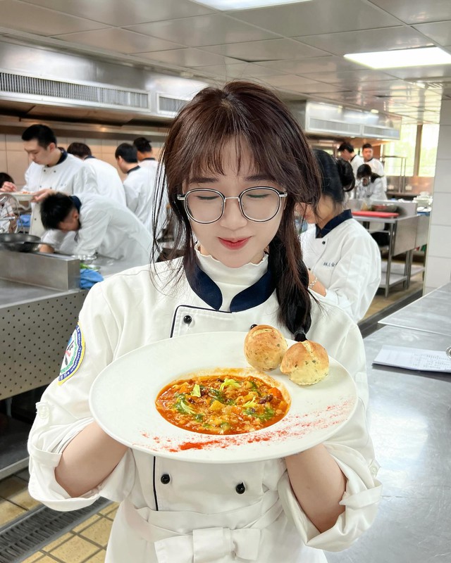 Xuất hiện đối thủ của "Zin thích nấu ăn", nữ đầu bếp răng khểnh gây thương nhớ!- Ảnh 2.