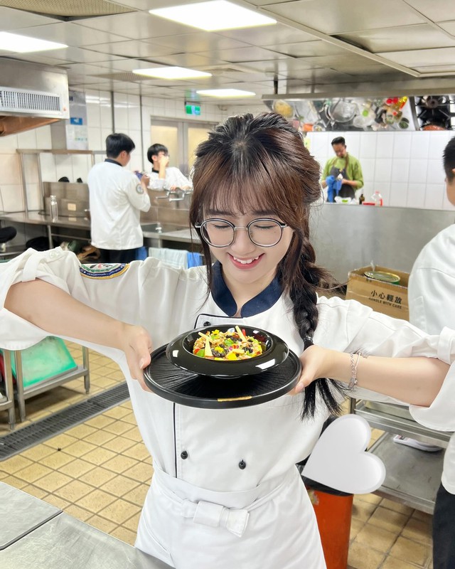 Xuất hiện đối thủ của "Zin thích nấu ăn", nữ đầu bếp răng khểnh gây thương nhớ!- Ảnh 4.