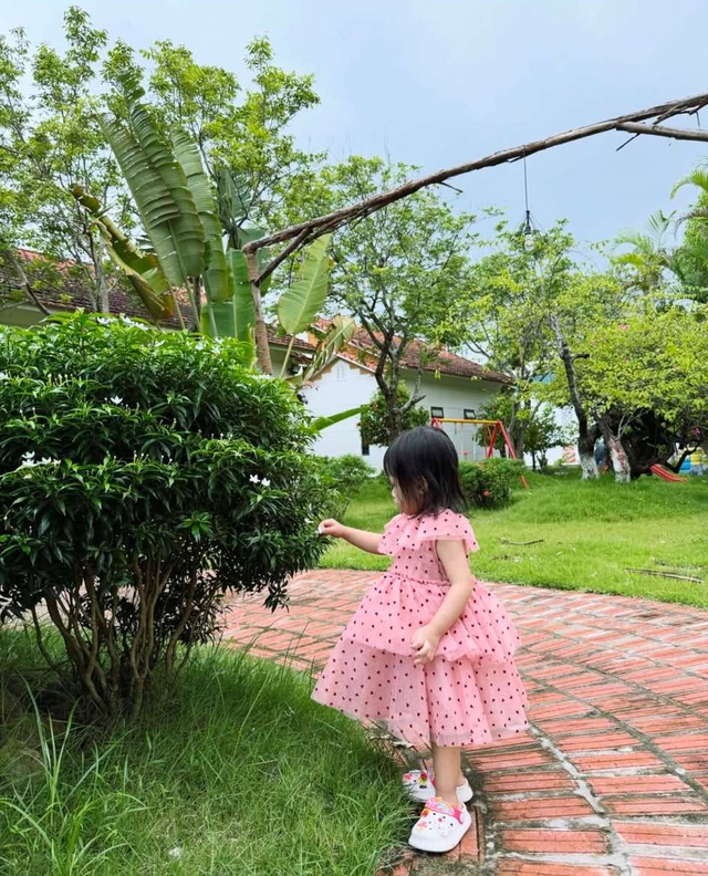 Mẹ Hà Nội thú nhận tiêu 1/3 lương tháng chỉ để “làm điệu”cho con gái 2 tuổi: “Mẹ mê mua, con lại chẳng mặc!”- Ảnh 1. Mẹ Hà Nội thú nhận tiêu 1/3 lương tháng chỉ để “làm điệu”cho con gái 2 tuổi: “Mẹ mê mua, con lại chẳng mặc!”- Ảnh 1.