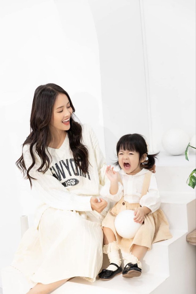 Mẹ Hà Nội thú nhận tiêu 1/3 lương tháng chỉ để “làm điệu”cho con gái 2 tuổi: “Mẹ mê mua, con lại chẳng mặc!”- Ảnh 2. Mẹ Hà Nội thú nhận tiêu 1/3 lương tháng chỉ để “làm điệu”cho con gái 2 tuổi: “Mẹ mê mua, con lại chẳng mặc!”- Ảnh 2.
