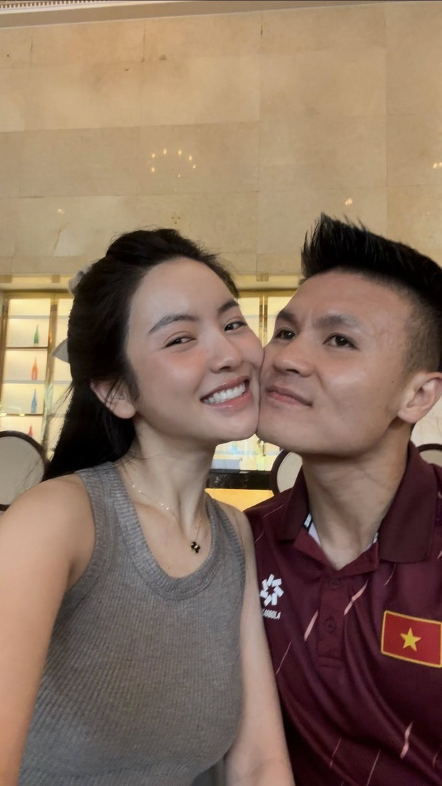 Chu Thanh Huyền - vợ Quang Hải đi giày nhảy lên bàn ăn chụp ảnh gây tranh cãi kịch liệt- Ảnh 3.