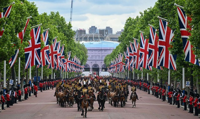 Lễ diễu binh Trooping the Colour: Sinh nhật không đúng ngày của Vua Charles và nghi thức hoàng gia khiến cả nước Anh nín thở- Ảnh 1.