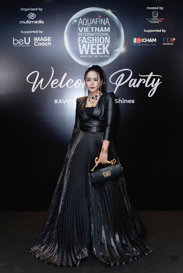 NTK Thanh Hương Bùi gây ấn tượng với phong cách thanh lịch, hội ngộ các tên tuổi đình đám làng thời trang- Ảnh 1. NTK Thanh Hương Bùi gây ấn tượng với phong cách thanh lịch, hội ngộ các tên tuổi đình đám làng thời trang- Ảnh 1.