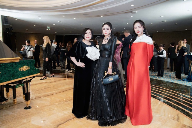 NTK Thanh Hương Bùi gây ấn tượng với phong cách thanh lịch, hội ngộ các tên tuổi đình đám làng thời trang- Ảnh 3. NTK Thanh Hương Bùi gây ấn tượng với phong cách thanh lịch, hội ngộ các tên tuổi đình đám làng thời trang- Ảnh 3.