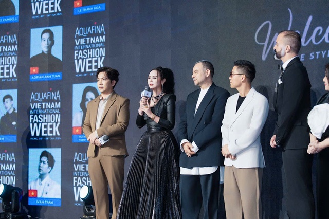 NTK Thanh Hương Bùi gây ấn tượng với phong cách thanh lịch, hội ngộ các tên tuổi đình đám làng thời trang- Ảnh 4. NTK Thanh Hương Bùi gây ấn tượng với phong cách thanh lịch, hội ngộ các tên tuổi đình đám làng thời trang- Ảnh 4.