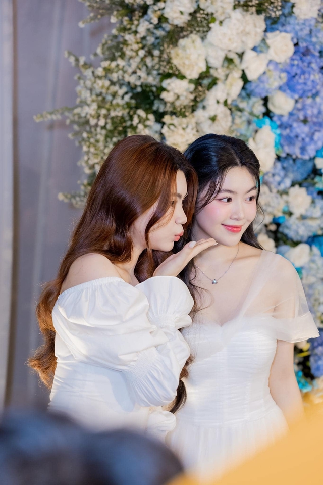 Lọ Lem đăng ảnh 2 chị em, bình luận của 1 cư dân mạng bị chỉ trích: Quá vô duyên!- Ảnh 2.