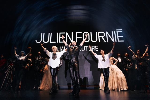 Show Haute Couture "hàng real" trên sàn diễn Việt: Ca múa nhạc tưng bừng, người xem mãn nhãn!- Ảnh 1. Show Haute Couture "hàng real" trên sàn diễn Việt: Ca múa nhạc tưng bừng, người xem mãn nhãn!- Ảnh 1.