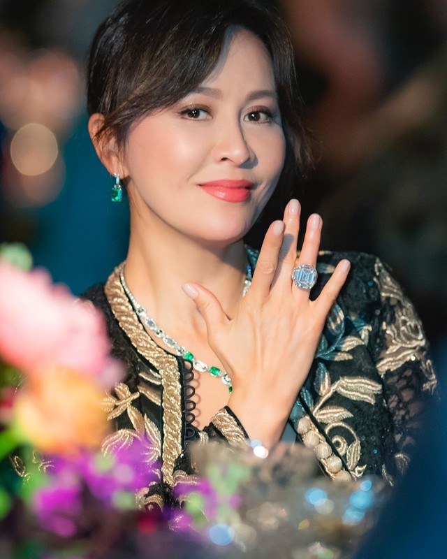 Các đại gia Cbiz: Mỹ nhân phản bội Châu Tinh Trì dùng thùng rác 200 triệu, Lâm Thanh Hà xứng danh "trùm cuối"- Ảnh 5.