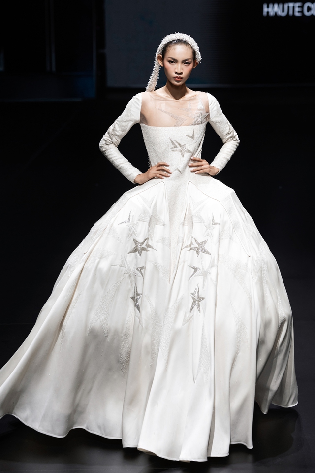 Show Haute Couture "hàng real" trên sàn diễn Việt: Ca múa nhạc tưng bừng, người xem mãn nhãn!- Ảnh 13. Show Haute Couture "hàng real" trên sàn diễn Việt: Ca múa nhạc tưng bừng, người xem mãn nhãn!- Ảnh 13.