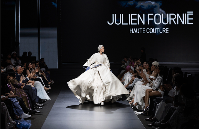 Show Haute Couture "hàng real" trên sàn diễn Việt: Ca múa nhạc tưng bừng, người xem mãn nhãn!- Ảnh 12. Show Haute Couture "hàng real" trên sàn diễn Việt: Ca múa nhạc tưng bừng, người xem mãn nhãn!- Ảnh 12.