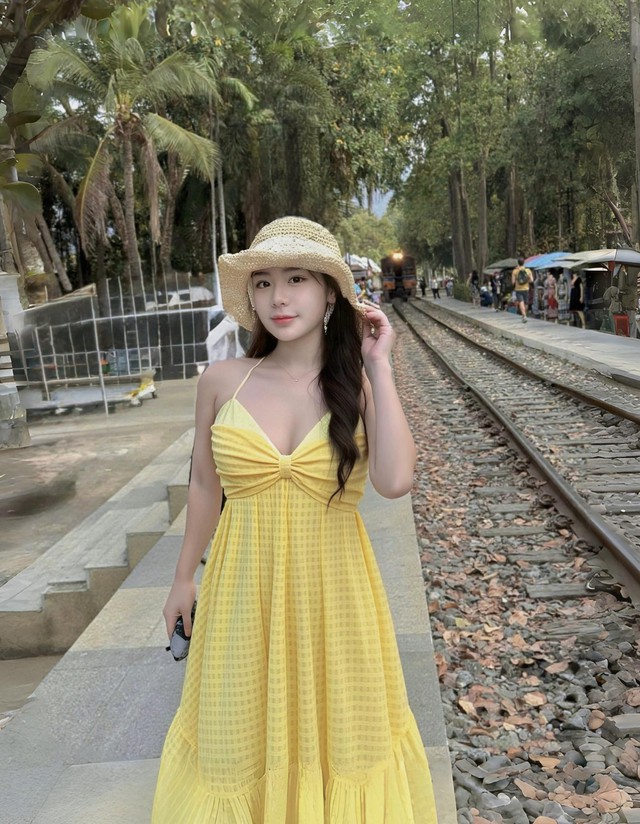 Ngỡ ngàng trước nhan sắc hiện tại của hot girl siêu vòng 1, không còn ham mê phong cách sexy- Ảnh 8. Ngỡ ngàng trước nhan sắc hiện tại của hot girl siêu vòng 1, không còn ham mê phong cách sexy- Ảnh 8.