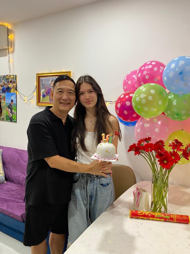 Em gái Đặng Văn Lâm gây sốt: Sinh ra đã đẹp như công chúa, 18 tuổi cao gần 1m80, visual không góc chết- Ảnh 4.