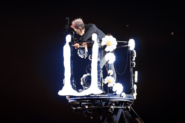 G-Dragon gặp “biến” khi làm concert tại Trung Quốc, liên tục cúi đầu xin lỗi- Ảnh 4.