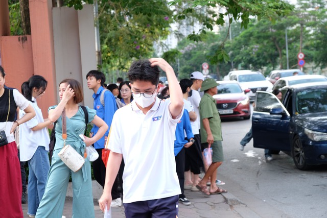 Phụ huynh Hà Nội trong kỳ thi căng thẳng bậc nhất: "Tôi ở đây cả sáng, để con thi xong thấy bố mẹ đầu tiên!"- Ảnh 1. Phụ huynh Hà Nội trong kỳ thi căng thẳng bậc nhất: "Tôi ở đây cả sáng, để con thi xong thấy bố mẹ đầu tiên!"- Ảnh 1.