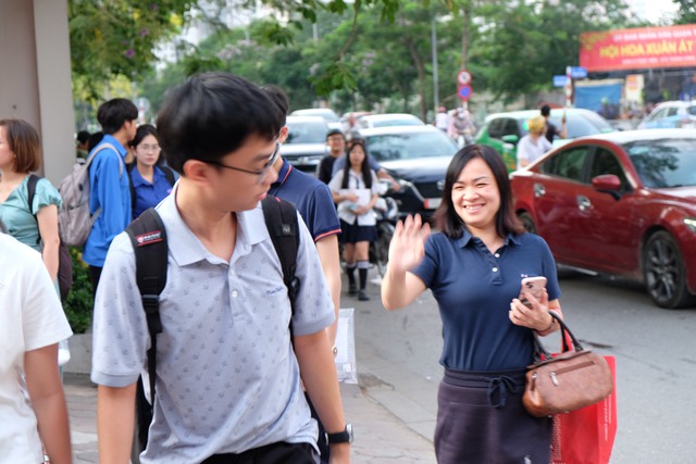 Phụ huynh Hà Nội trong kỳ thi căng thẳng bậc nhất: "Tôi ở đây cả sáng, để con thi xong thấy bố mẹ đầu tiên!"- Ảnh 4. Phụ huynh Hà Nội trong kỳ thi căng thẳng bậc nhất: "Tôi ở đây cả sáng, để con thi xong thấy bố mẹ đầu tiên!"- Ảnh 4.