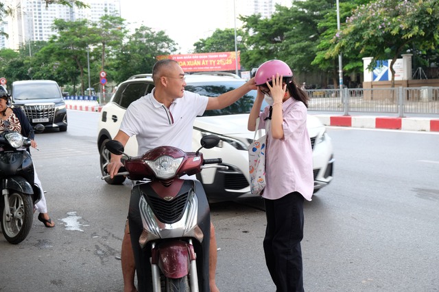 Phụ huynh Hà Nội trong kỳ thi căng thẳng bậc nhất: "Tôi ở đây cả sáng, để con thi xong thấy bố mẹ đầu tiên!"- Ảnh 3. Phụ huynh Hà Nội trong kỳ thi căng thẳng bậc nhất: "Tôi ở đây cả sáng, để con thi xong thấy bố mẹ đầu tiên!"- Ảnh 3.