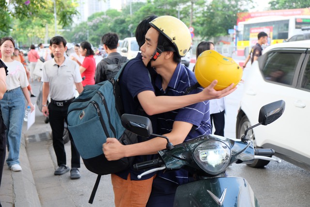 Phụ huynh Hà Nội trong kỳ thi căng thẳng bậc nhất: "Tôi ở đây cả sáng, để con thi xong thấy bố mẹ đầu tiên!"- Ảnh 7. Phụ huynh Hà Nội trong kỳ thi căng thẳng bậc nhất: "Tôi ở đây cả sáng, để con thi xong thấy bố mẹ đầu tiên!"- Ảnh 7.