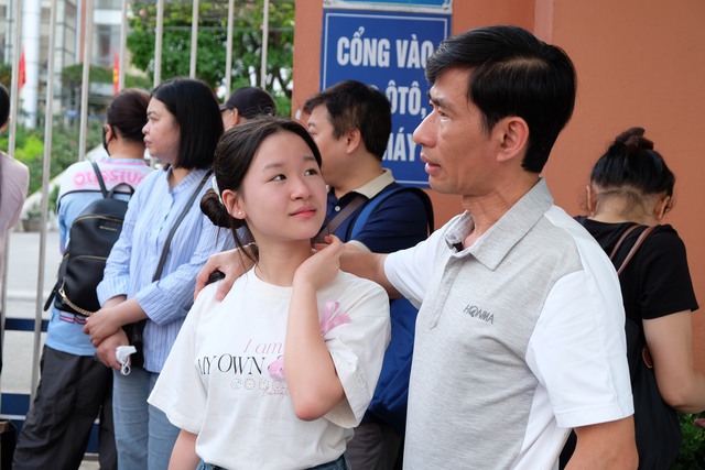 Phụ huynh Hà Nội trong kỳ thi căng thẳng bậc nhất: "Tôi ở đây cả sáng, để con thi xong thấy bố mẹ đầu tiên!"- Ảnh 5. Phụ huynh Hà Nội trong kỳ thi căng thẳng bậc nhất: "Tôi ở đây cả sáng, để con thi xong thấy bố mẹ đầu tiên!"- Ảnh 5.