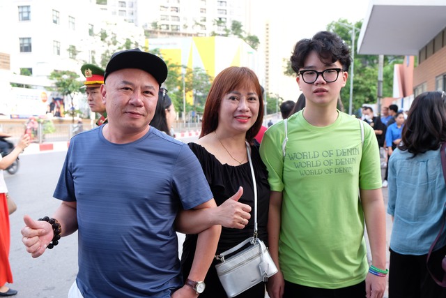 Phụ huynh Hà Nội trong kỳ thi căng thẳng bậc nhất: "Tôi ở đây cả sáng, để con thi xong thấy bố mẹ đầu tiên!"- Ảnh 8. Phụ huynh Hà Nội trong kỳ thi căng thẳng bậc nhất: "Tôi ở đây cả sáng, để con thi xong thấy bố mẹ đầu tiên!"- Ảnh 8.