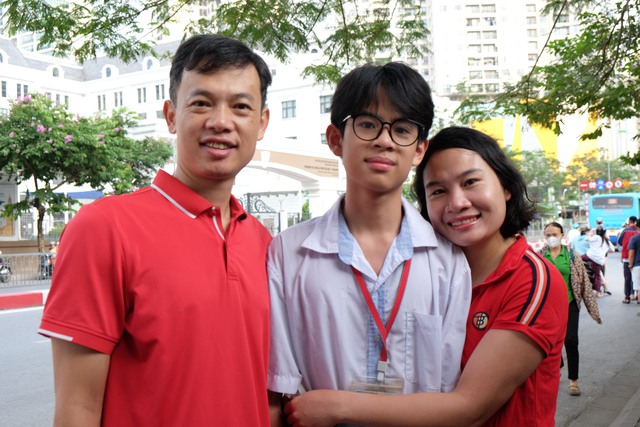 Phụ huynh Hà Nội trong kỳ thi căng thẳng bậc nhất: "Tôi ở đây cả sáng, để con thi xong thấy bố mẹ đầu tiên!"- Ảnh 9. Phụ huynh Hà Nội trong kỳ thi căng thẳng bậc nhất: "Tôi ở đây cả sáng, để con thi xong thấy bố mẹ đầu tiên!"- Ảnh 9.