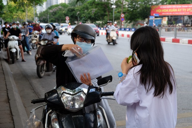 Phụ huynh Hà Nội trong kỳ thi căng thẳng bậc nhất: "Tôi ở đây cả sáng, để con thi xong thấy bố mẹ đầu tiên!"- Ảnh 2. Phụ huynh Hà Nội trong kỳ thi căng thẳng bậc nhất: "Tôi ở đây cả sáng, để con thi xong thấy bố mẹ đầu tiên!"- Ảnh 2.