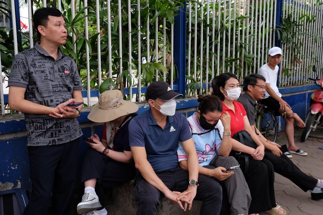 Phụ huynh Hà Nội trong kỳ thi căng thẳng bậc nhất: "Tôi ở đây cả sáng, để con thi xong thấy bố mẹ đầu tiên!"- Ảnh 13. Phụ huynh Hà Nội trong kỳ thi căng thẳng bậc nhất: "Tôi ở đây cả sáng, để con thi xong thấy bố mẹ đầu tiên!"- Ảnh 13.