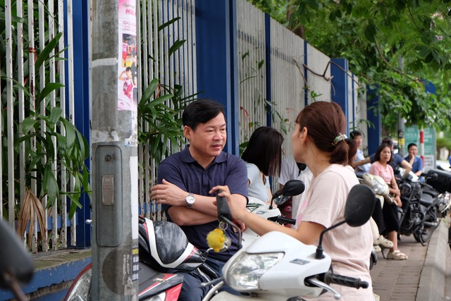 Phụ huynh Hà Nội trong kỳ thi căng thẳng bậc nhất: "Tôi ở đây cả sáng, để con thi xong thấy bố mẹ đầu tiên!"- Ảnh 14. Phụ huynh Hà Nội trong kỳ thi căng thẳng bậc nhất: "Tôi ở đây cả sáng, để con thi xong thấy bố mẹ đầu tiên!"- Ảnh 14.