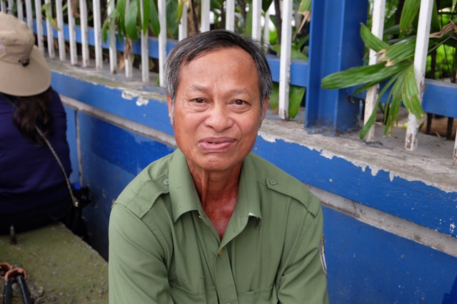 Phụ huynh Hà Nội trong kỳ thi căng thẳng bậc nhất: "Tôi ở đây cả sáng, để con thi xong thấy bố mẹ đầu tiên!"- Ảnh 11. Phụ huynh Hà Nội trong kỳ thi căng thẳng bậc nhất: "Tôi ở đây cả sáng, để con thi xong thấy bố mẹ đầu tiên!"- Ảnh 11.