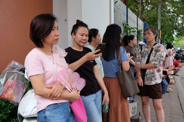 Phụ huynh Hà Nội trong kỳ thi căng thẳng bậc nhất: "Tôi ở đây cả sáng, để con thi xong thấy bố mẹ đầu tiên!"- Ảnh 12. Phụ huynh Hà Nội trong kỳ thi căng thẳng bậc nhất: "Tôi ở đây cả sáng, để con thi xong thấy bố mẹ đầu tiên!"- Ảnh 12.