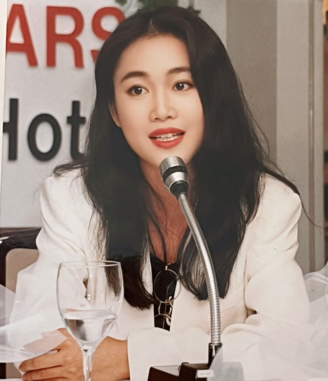 Chúc Anh Đài đẹp nhất màn ảnh U60 mà ngỡ như mới 30, trẻ mãi không già nhờ phim giả tình thật- Ảnh 6.