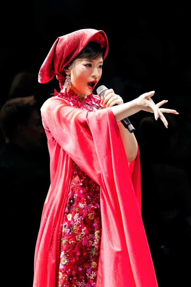 Sao mai Nguyễn Thu Hằng tái xuất, hát mở màn show thời trang Cao Minh Tiến- Ảnh 2.