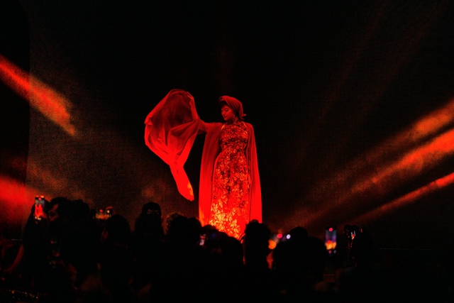 Sao mai Nguyễn Thu Hằng tái xuất, hát mở màn show thời trang Cao Minh Tiến- Ảnh 4.