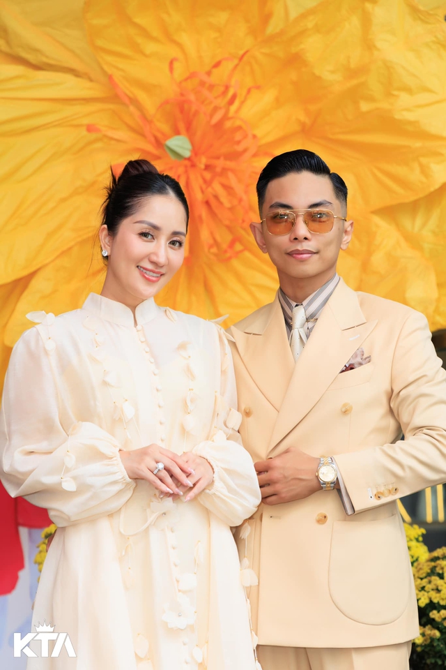 Kì lạ Khánh Thi U50 ngày càng trẻ đẹp, Phan Hiển kém 12 tuổi lại "già nua", tìm chỗ trị liệu gấp!- Ảnh 4.
