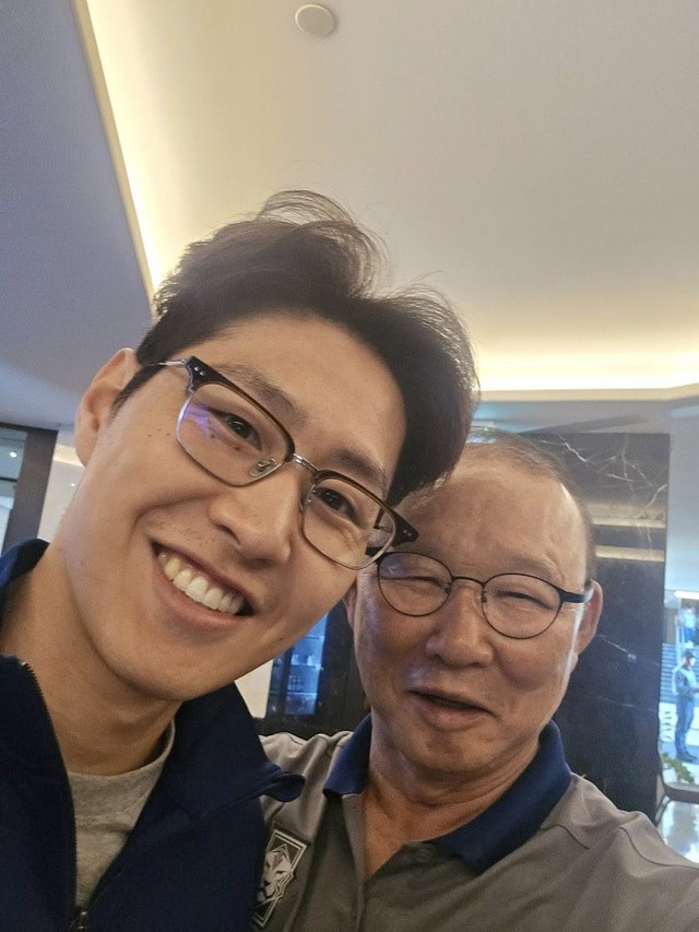 “Khung hình triệu view”: Ông Park Hang-seo “tít mắt” bên Son Heung-min và Lee Kang-in, phản ứng của cầu thủ Việt Nam gây bất ngờ- Ảnh 2.