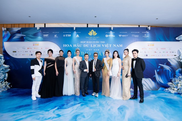 Jennifer Phạm trẻ trung rạng rỡ tại họp báo Hoa hậu Du lịch Việt Nam 2026, hội ngộ dàn giám khảo quyền lực- Ảnh 3.