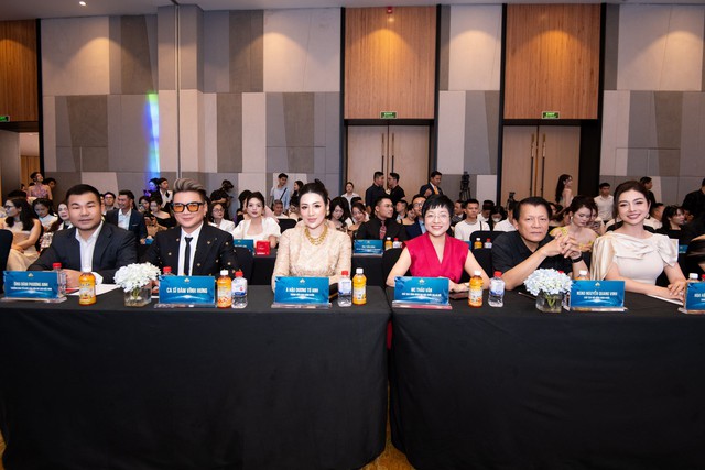 Jennifer Phạm trẻ trung rạng rỡ tại họp báo Hoa hậu Du lịch Việt Nam 2026, hội ngộ dàn giám khảo quyền lực- Ảnh 4.