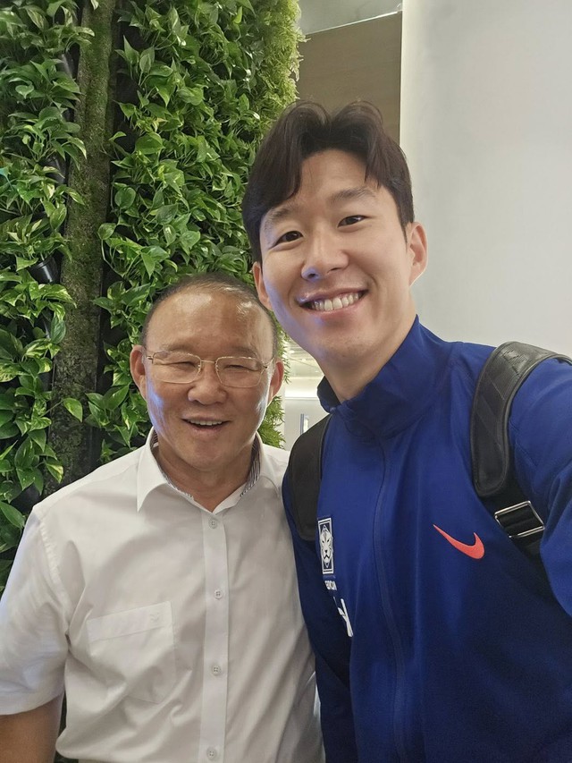 “Khung hình triệu view”: Ông Park Hang-seo “tít mắt” bên Son Heung-min và Lee Kang-in, phản ứng của cầu thủ Việt Nam gây bất ngờ- Ảnh 1.