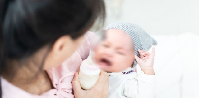Con cứ quấy khóc, nôn trớ sau khi bú, hóa ra nguyên nhân là do "sữa mẹ có vấn đề"- Ảnh 1. Con cứ quấy khóc, nôn trớ sau khi bú, hóa ra nguyên nhân là do "sữa mẹ có vấn đề"- Ảnh 1.