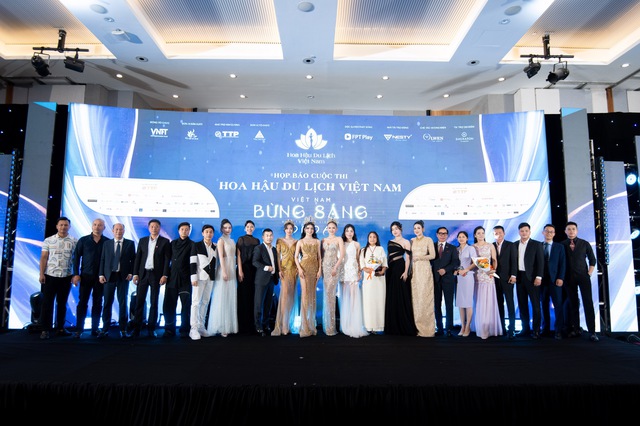 Jennifer Phạm trẻ trung rạng rỡ tại họp báo Hoa hậu Du lịch Việt Nam 2026, hội ngộ dàn giám khảo quyền lực- Ảnh 8.