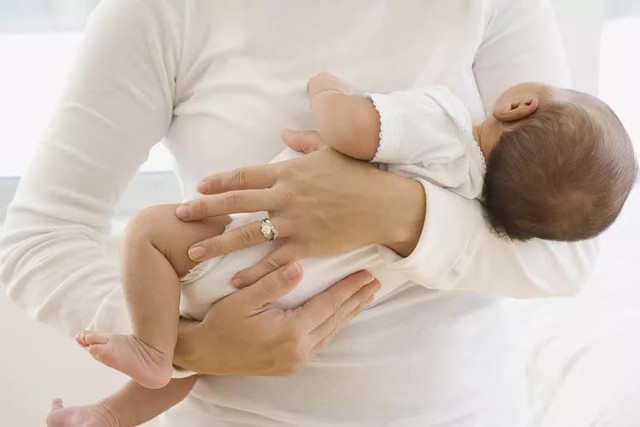 Con cứ quấy khóc, nôn trớ sau khi bú, hóa ra nguyên nhân là do "sữa mẹ có vấn đề"- Ảnh 2. Con cứ quấy khóc, nôn trớ sau khi bú, hóa ra nguyên nhân là do "sữa mẹ có vấn đề"- Ảnh 2.