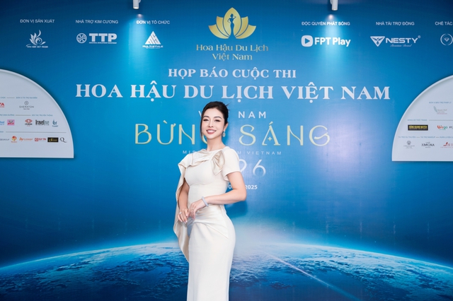 Jennifer Phạm trẻ trung rạng rỡ tại họp báo Hoa hậu Du lịch Việt Nam 2026, hội ngộ dàn giám khảo quyền lực- Ảnh 2.